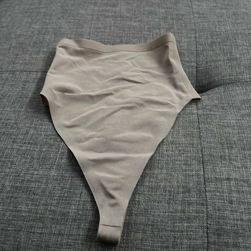 Skims Sculpting Thong High Waist - Picture 6 of 11